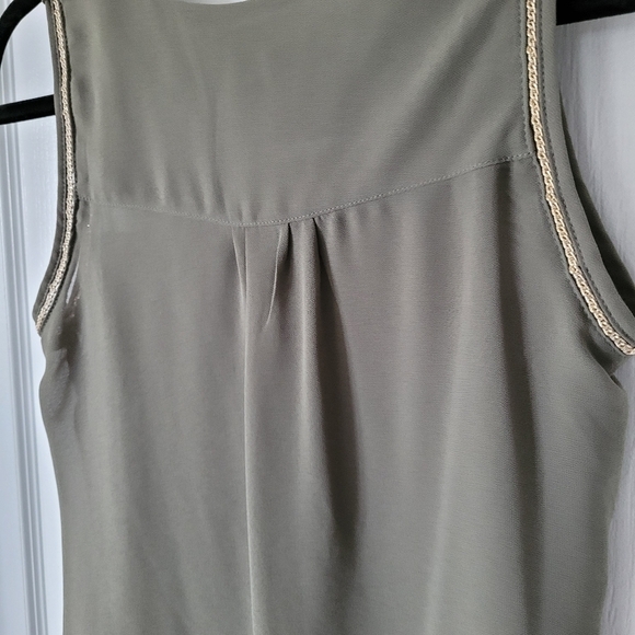 Dynamite xs army green sleeveless vneck top - Picture 4 of 12